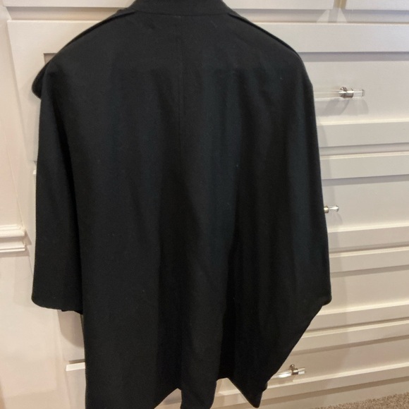 Louis Feraud Elegant Black Cape with Vibrant Pink Accent - Picture 9 of 15